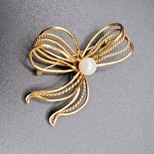 Vintage Winard 12K Gold Filled Bow Brooch With Center Pearl